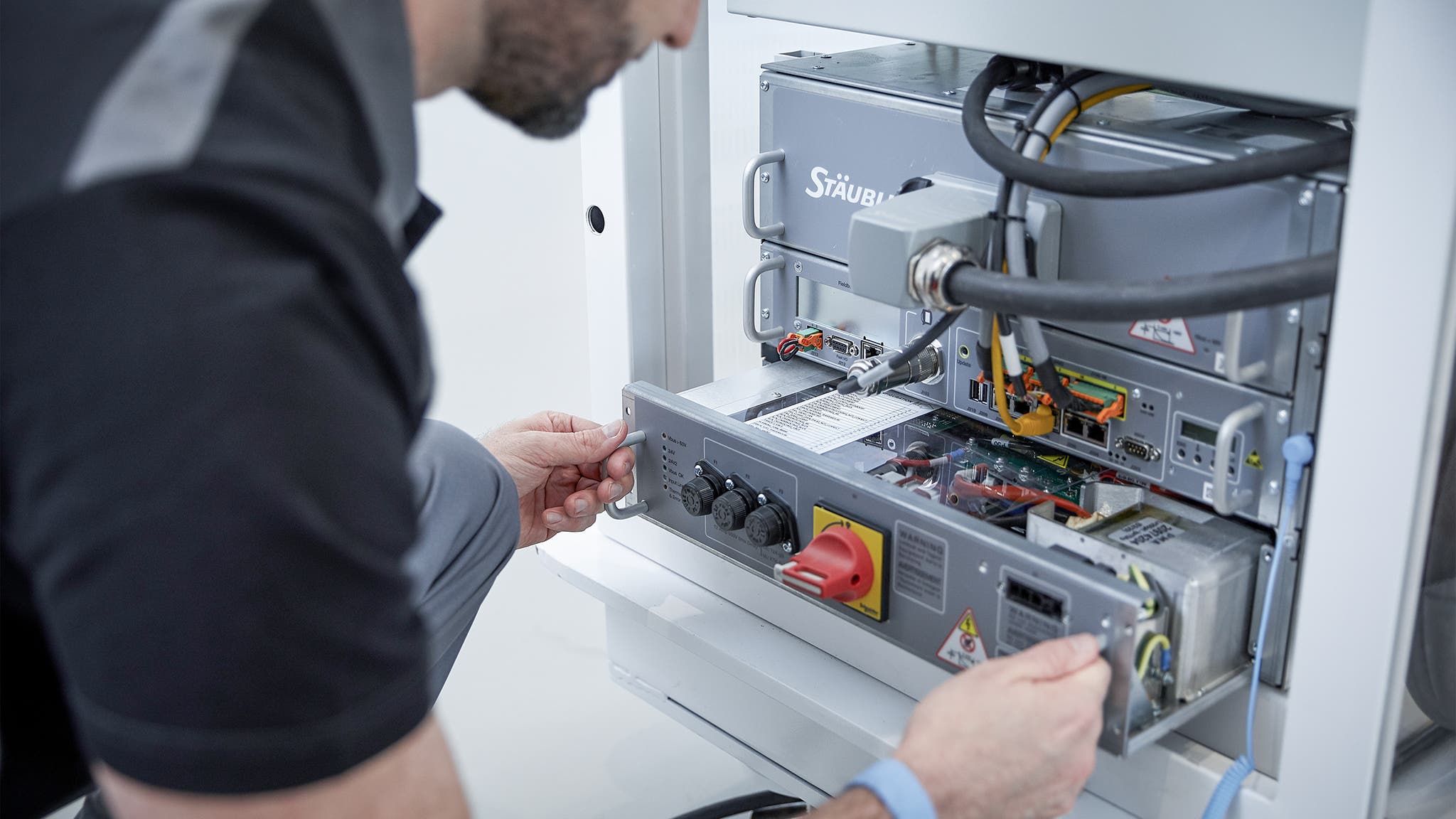 Maintenance operation on a robot controller CS9 MP from Stäubli.