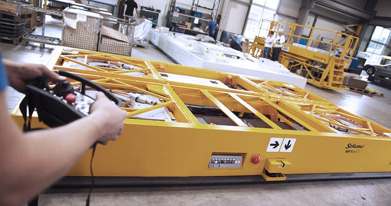 Teaser image with mobile individual transport platform with flexible wiring solution and 360° maneuverability.