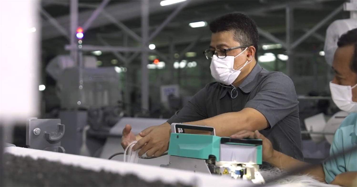 Danar Mas 产品经理 Rudi Sulistyo 在织布厂使用 TIEPRO 接经机